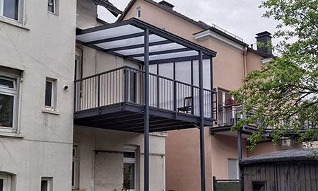 Balkon mit einer Terrassenüberdachung