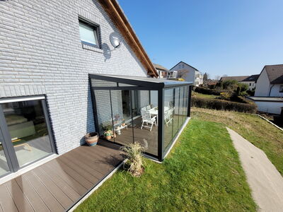 Kaltwintergarten euine Eite mit Polywänden